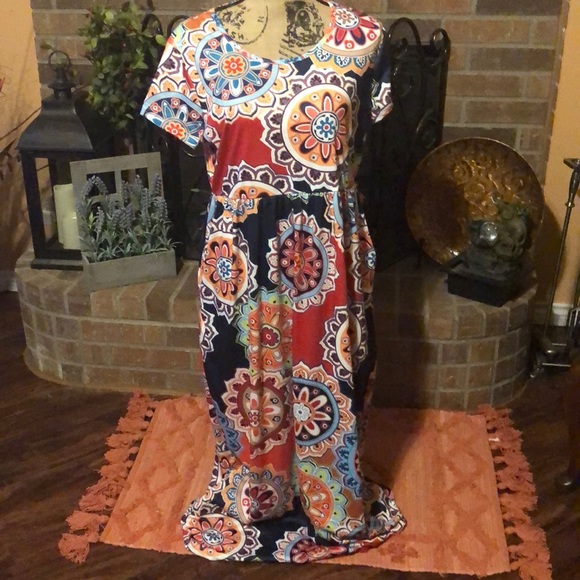 Multicolor abstract Maxi Dress with pockets. - Picture 1 of 3